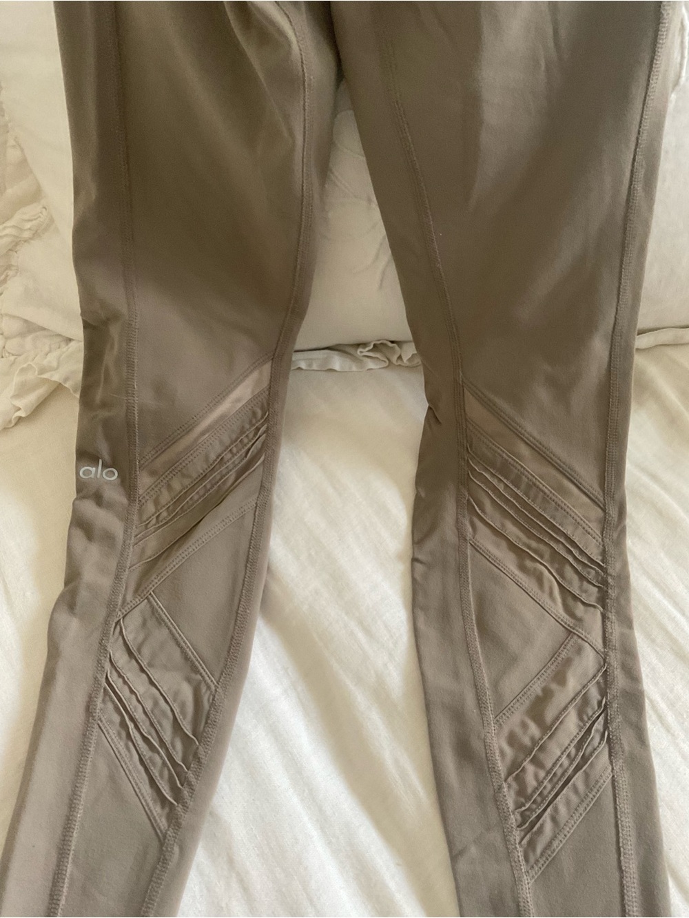 ALO - High-Waist Block Mesh Leggings - Nude - Picture 8 of 9